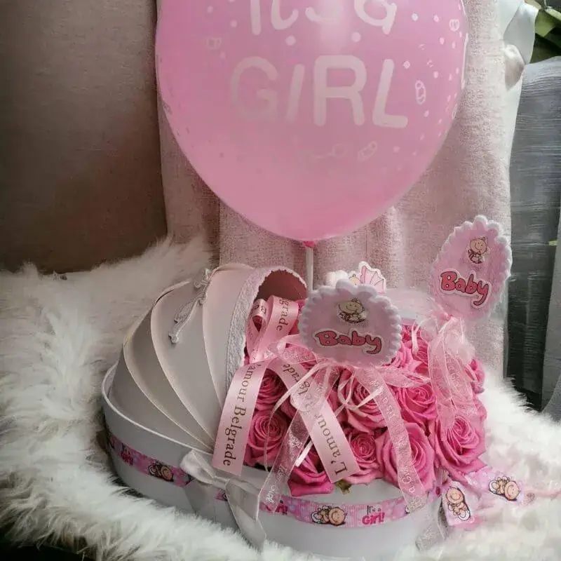 Kutija kolevka za rođenje devojčice, 29 holandskih ruža i balon