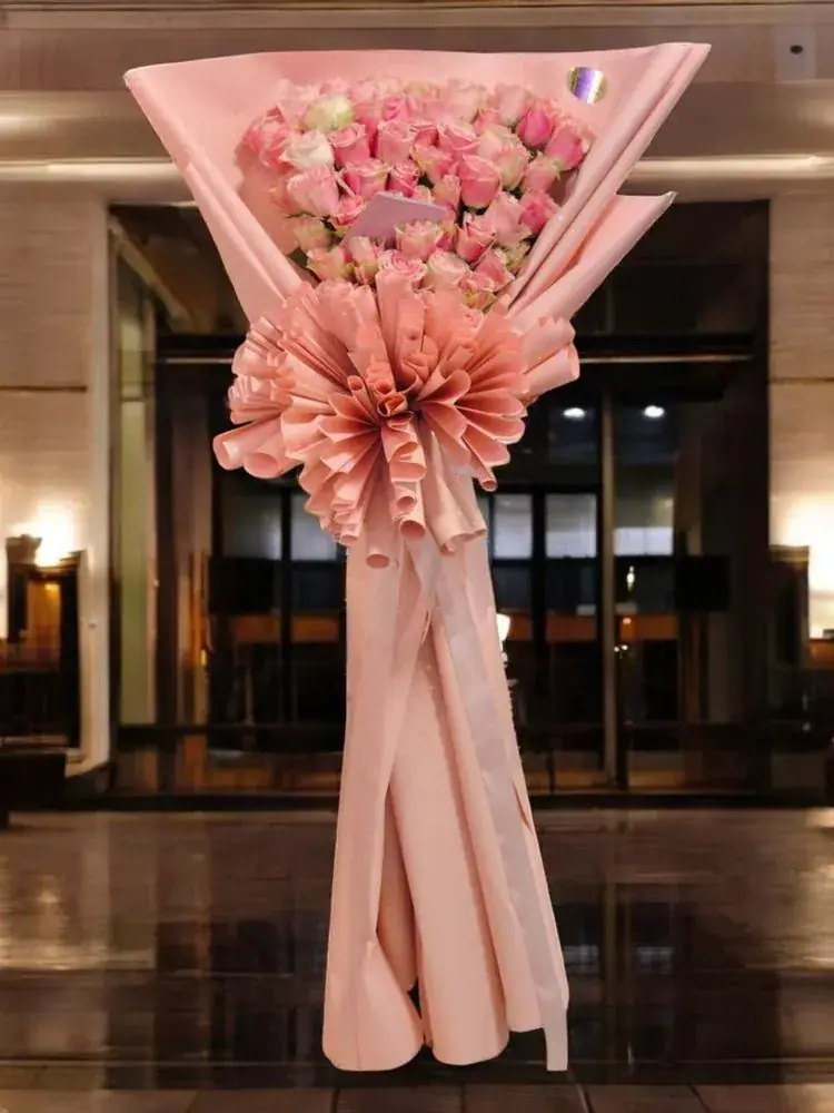 Mega buket 51 roze holandska ruža pink papir